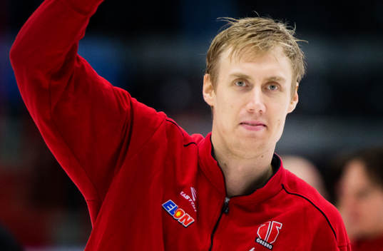 Örebros Marko Anttila åker in på isen och tackar fansen