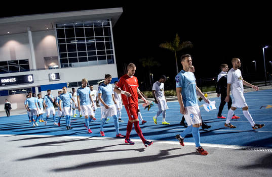 Lagen gör entré innan träningsmatchen mellan Malmö och