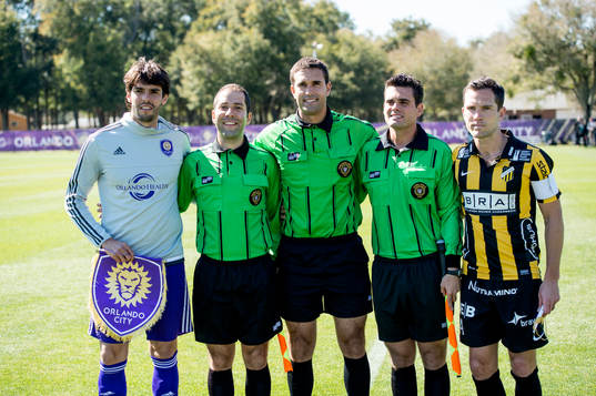 Häckens Martin Ericsson och Orlandos Kaka med domartrion