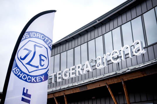 En strandflagga utanför Tegera Arena före ishockeymatchen
