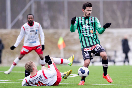 Varbergs Valmir Zekolli och Halmias Robin Thomasson