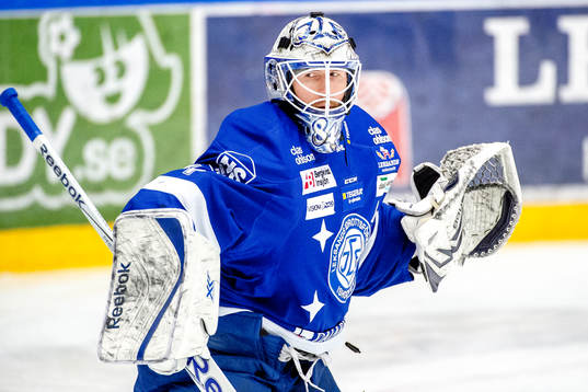 Leksands målvakt Joakim Lundström värmer upp före