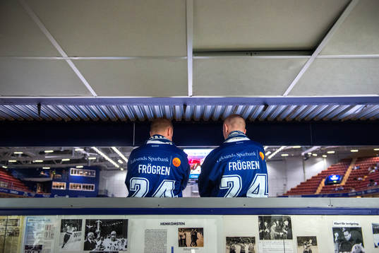 Två supportrar med Leksands Jonas Frögrens matchtröja
