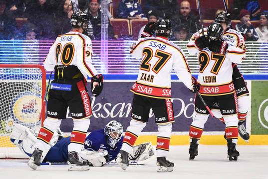 Luleås Per Ledin lyfter upp Lucas Wallmark och jublar