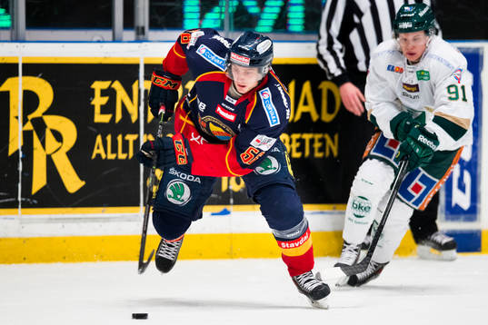 Djurgårdens Robin Norell jagas av Färjestads Toni Rajala