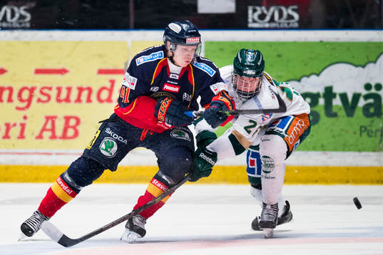 Djurgårdens Alexander Falk och Färjestads Rasmus Asplund