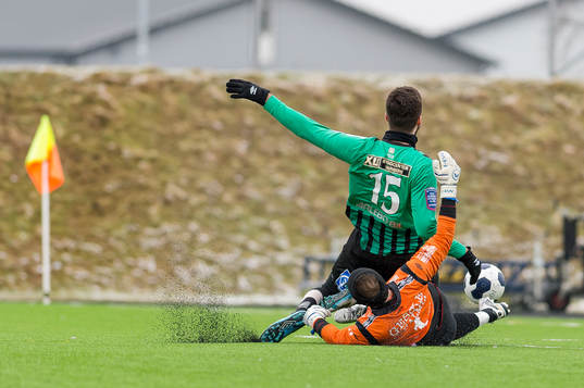 Varbergs Ajsel Kujovic blir fälld av Halmias målvakt