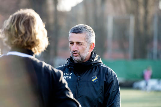 s assisterande tränare Nebojsa Novakovic