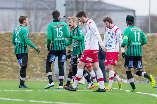 Varbergs provspelare Mats André Kaland (mitt i bild) jublar