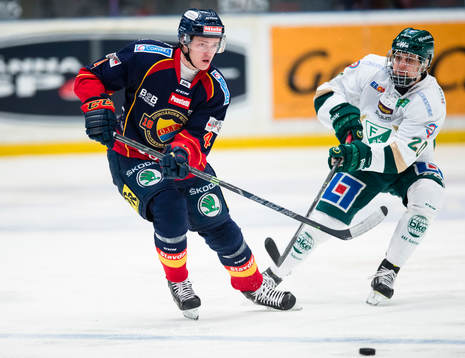Djurgårdens Marcus Högström i kamp om pucken med
