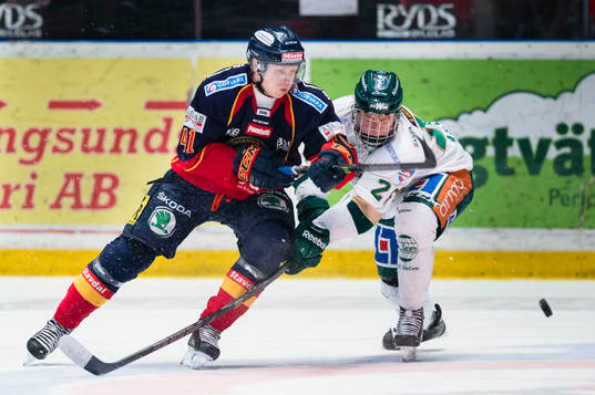 Djurgårdens Alexander Falk i kamp om pucken med