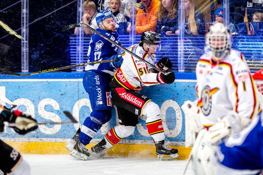 Leksands Viktor Mårtensson tacklar Luleås Kristian