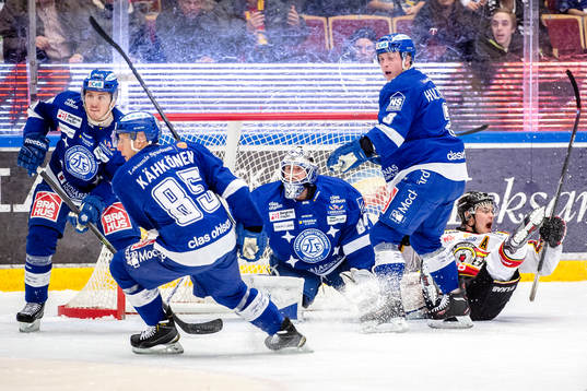 Stökigt framför Leksands målvakt Joakim Lundström