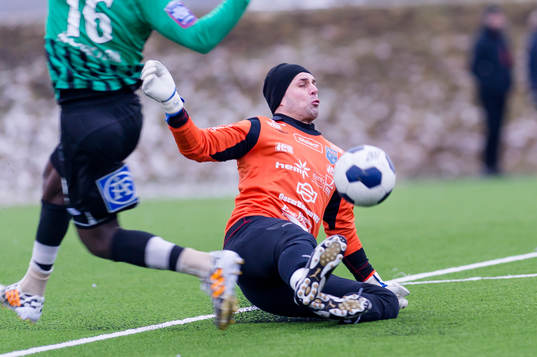Halmias målvakt Vladimir Lukic räddar när Varbergs Nsima