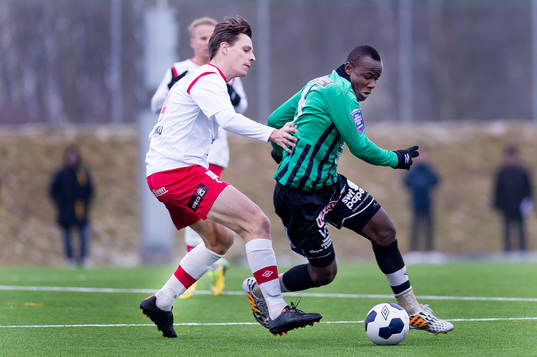 Halmias Johan Mangfors och Varbergs Nsima Peter