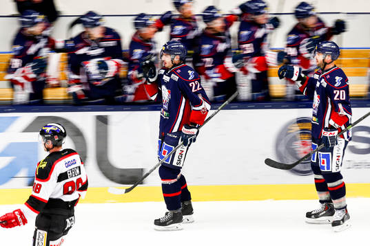 Linköpings Mattias Sjögren jublar med båset