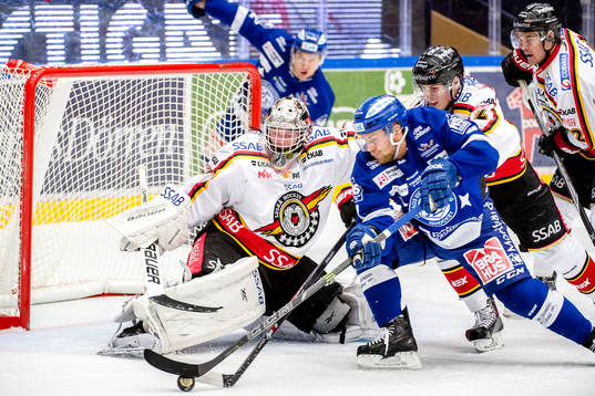 Leksands Patrick Cehlin försöker ta sig förbi Luleås