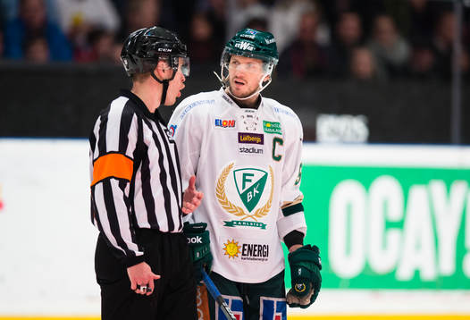 Färjestads Ole-Kristian Tollefsen diskuterar med Domare