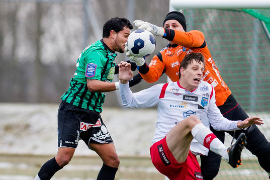 Varbergs Vanderson da Silva Sousa oroar framför Halmias