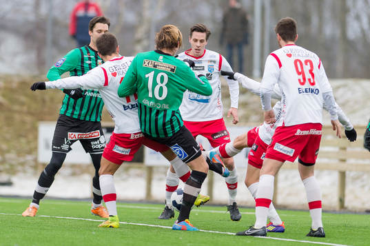 Kamp om bollen framför Halmias mål