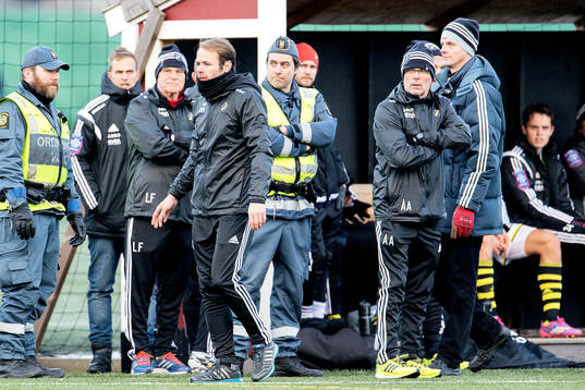 s tränare Andreas Alm blir uppvisad till läktaren