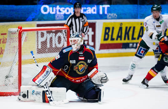 Djurgårdens målvakt Mikael Tellqvist med en räddning