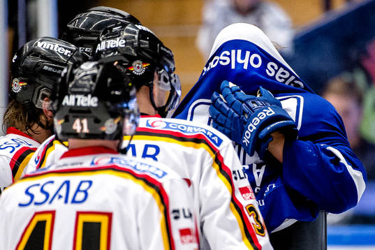 Leksands David Åslin med tröjan för huvudet