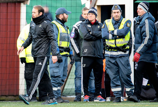 s tränare Andreas Alm blir uppvisad till läktaren