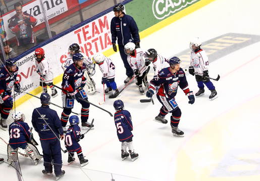 Linköpings Johannes Salmonsson åker in mellan spelare