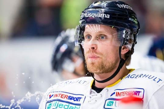 s Mattias Tedenby värmer upp