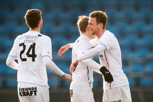 Helsingborgs Anton Kinnander kramas om av Arnór Smárason