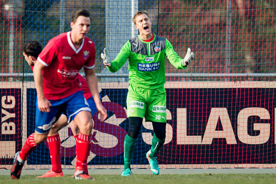 Helsingborgs målvakt Pär Hansson reagerar