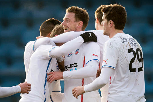 Helsingborgs Anton Kinnander kramas om av Arnór Smárason