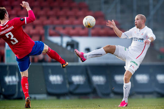 Helsingborgs Mattias Lindström i kamp om bollen med