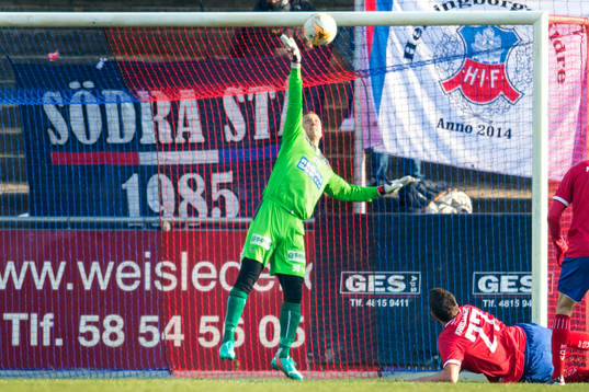 Helsingborgs målvakt Pär Hansson räddar