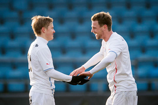 Helsingborgs Jere Uronen kramas om av Arnór Smárason