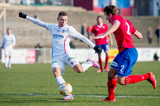 Helsingborgs Jordan Larsson jagas av Vestsjällands Anders