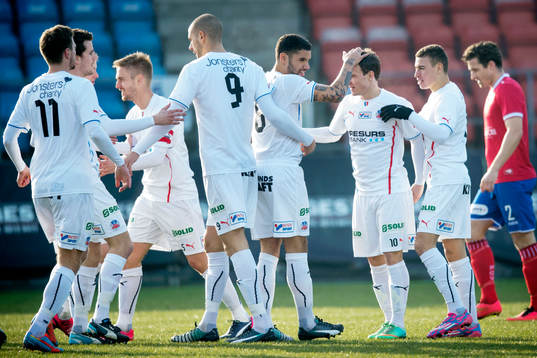 Helsingborgs Anton Wede kramas om