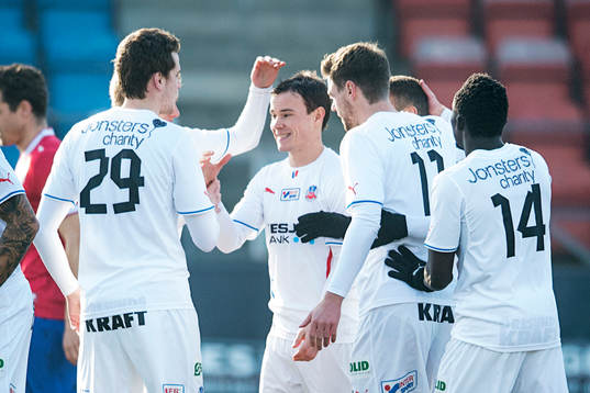 Helsingborgs Anton Wede kramas om