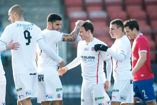 Helsingborgs Anton Wede kramas om