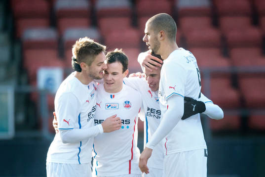 Helsingborgs Anton Wede kramas om