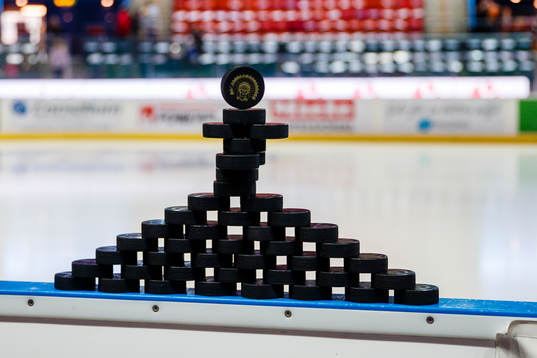 Puckar uppradade innan uppvärmningen till ishockeymatchen