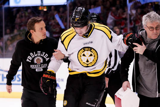 Brynäs Simon Bertilsson skadas och får hjälp av planen