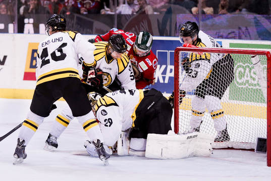 Oroligt framför Brynäs målvakt Bernhard Starkbaum