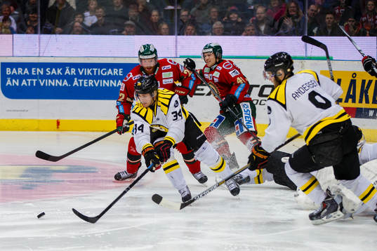 Brynäs Daniel Brodin rensar undan pucken