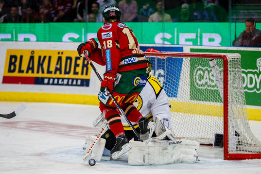 Frölundas Anton Blidh skymmer Brynäs målvakt Bernhard