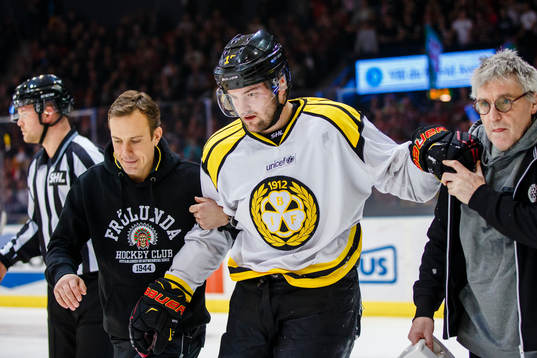 Brynäs Simon Bertilsson skadar sig och får hjälp av isen