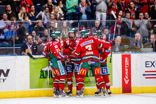 Frölundas Jacob Larsson (med galler) gratuleras