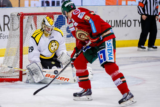 Brynäs målvakt Bernhard Starkbaum räddar ett skott från