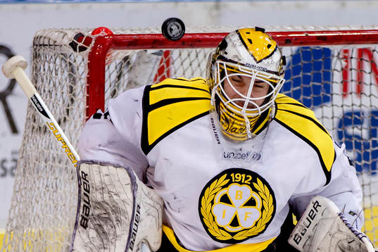 Brynäs målvakt Bernhard Starkbaum räddar ett skott